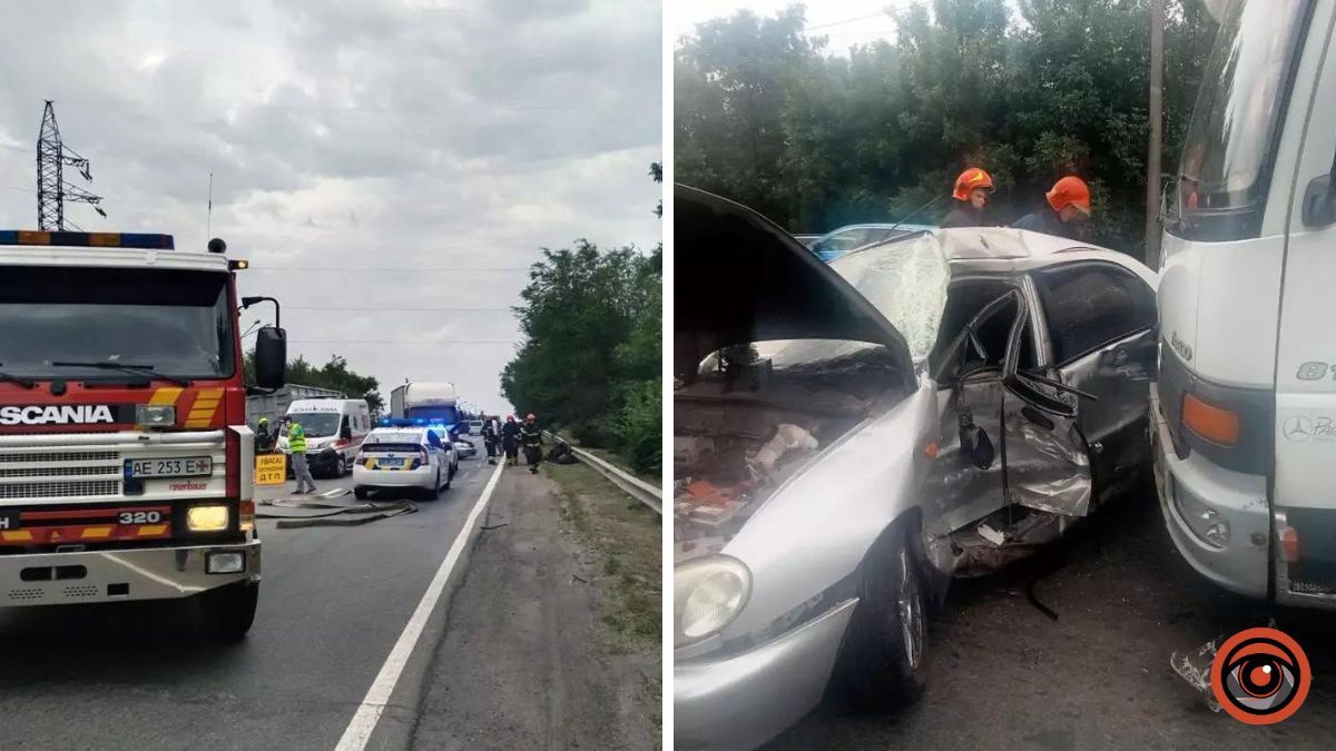 У Кривому Розі Daewoo врізався у вантажний Mercdes: водія легковика затиснуло в салоні