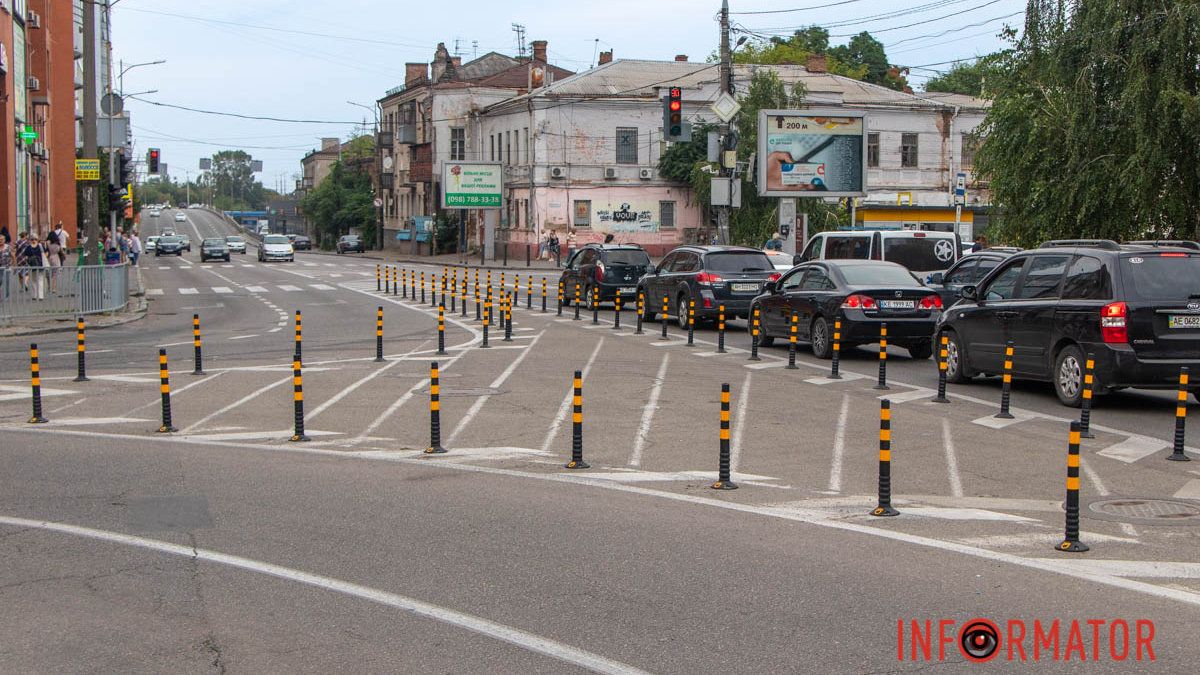 В Днепре неподалеку "МОСТ-Сити" появился первый в городе направляющий островок из резиновых столбиков