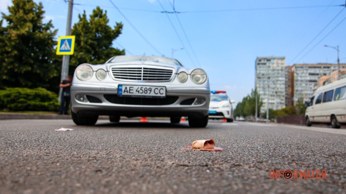 У Дніпрі на Сонячній Набережній Mercedes збив жінку з дитиною на пішохідному переході: їх забрала "швидка"