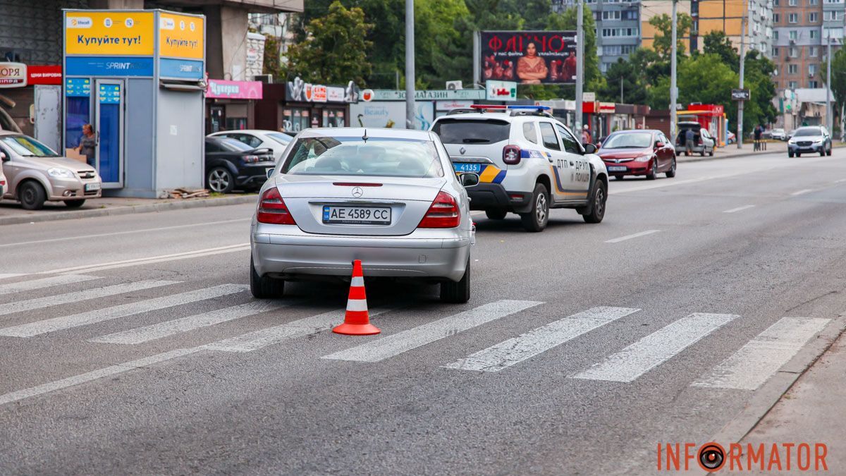 У Дніпрі на Сонячній Набережній Mercedes збив жінку з онукою: в якому вони стані