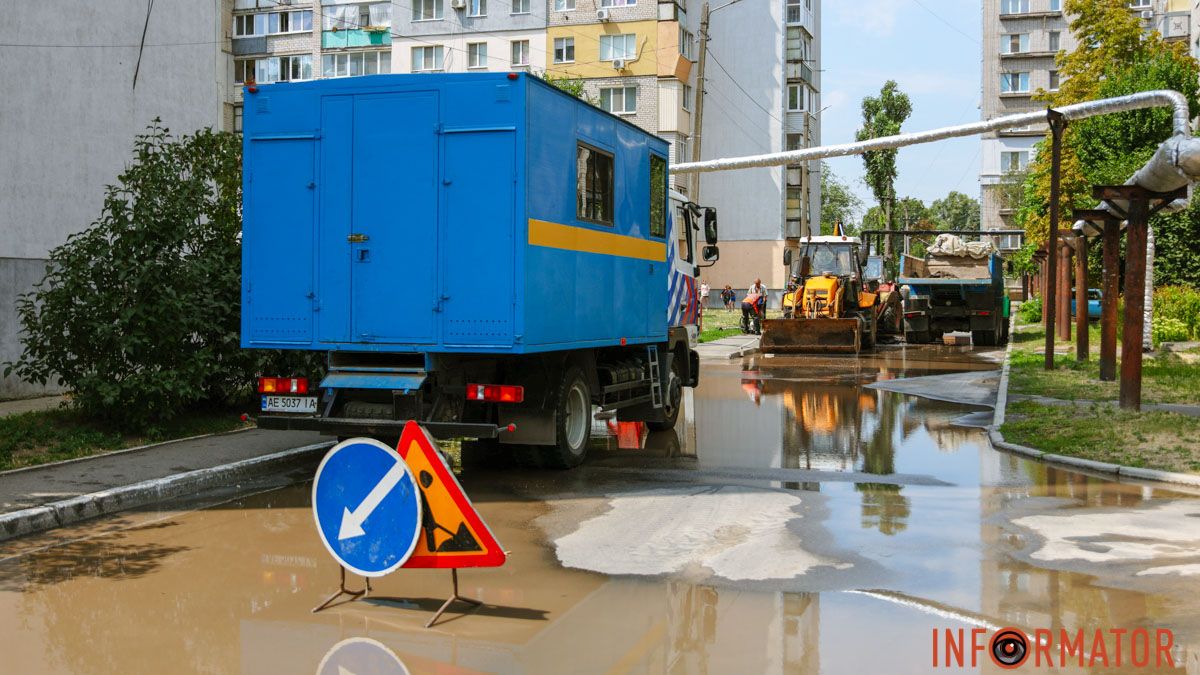 В Днепре на Сухомлинского из-под асфальта течет вода: залило весь двор