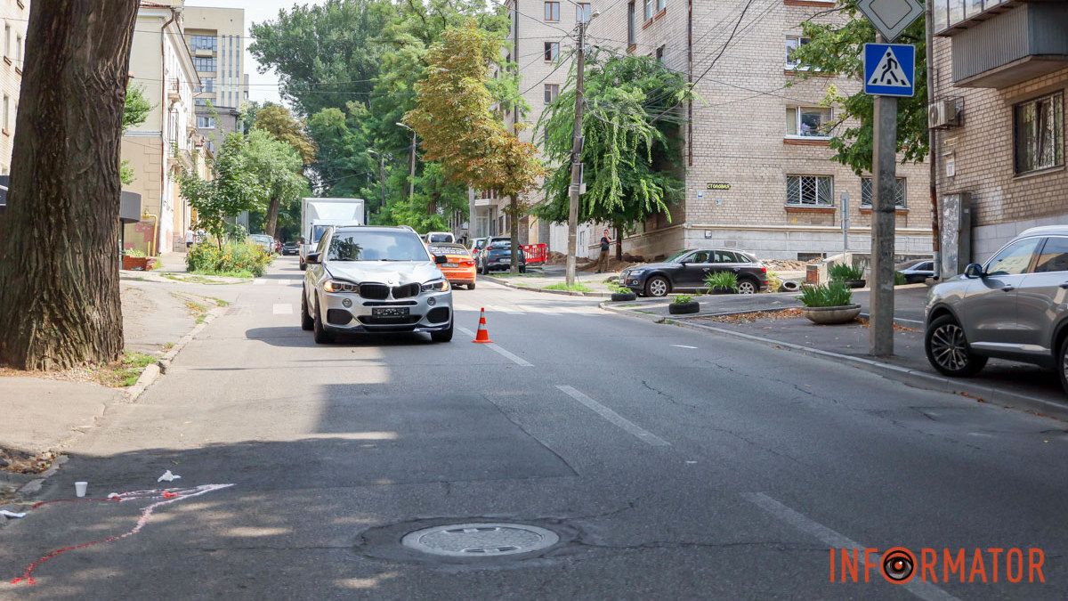 В Днепре на Паторжинского мужчина попал под колеса BMW