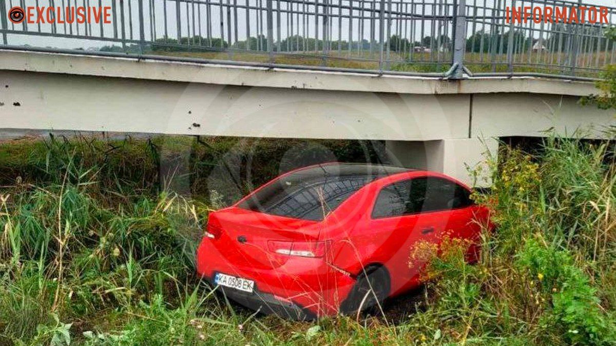 В салоне находились двое детей: в Днепропетровской области Kia вылетела с трассы под мост