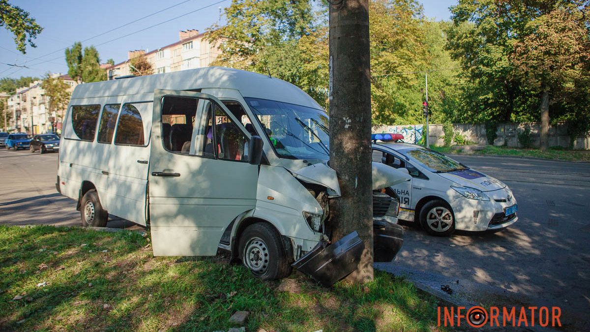 У Дніпрі на проспекті Богдана Хмельницького маршрутка №151 врізалася у стовп: у салоні було 18 пасажирів