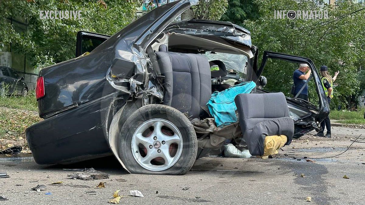 Розірвало авто на дві частини: у Кривому Розі Ford Mustang протаранив Chery