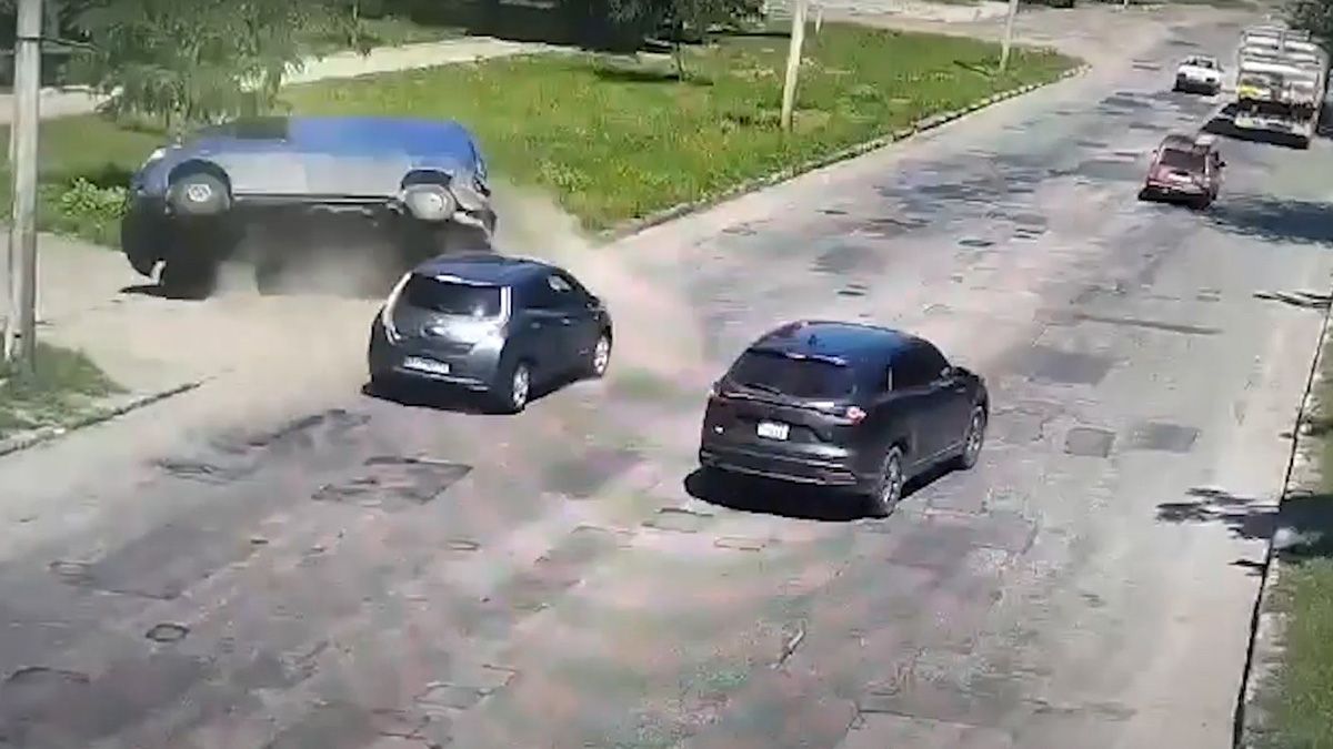 В Никополе Nissan въехал в Volkswagen и тот опрокинулся: видео момента