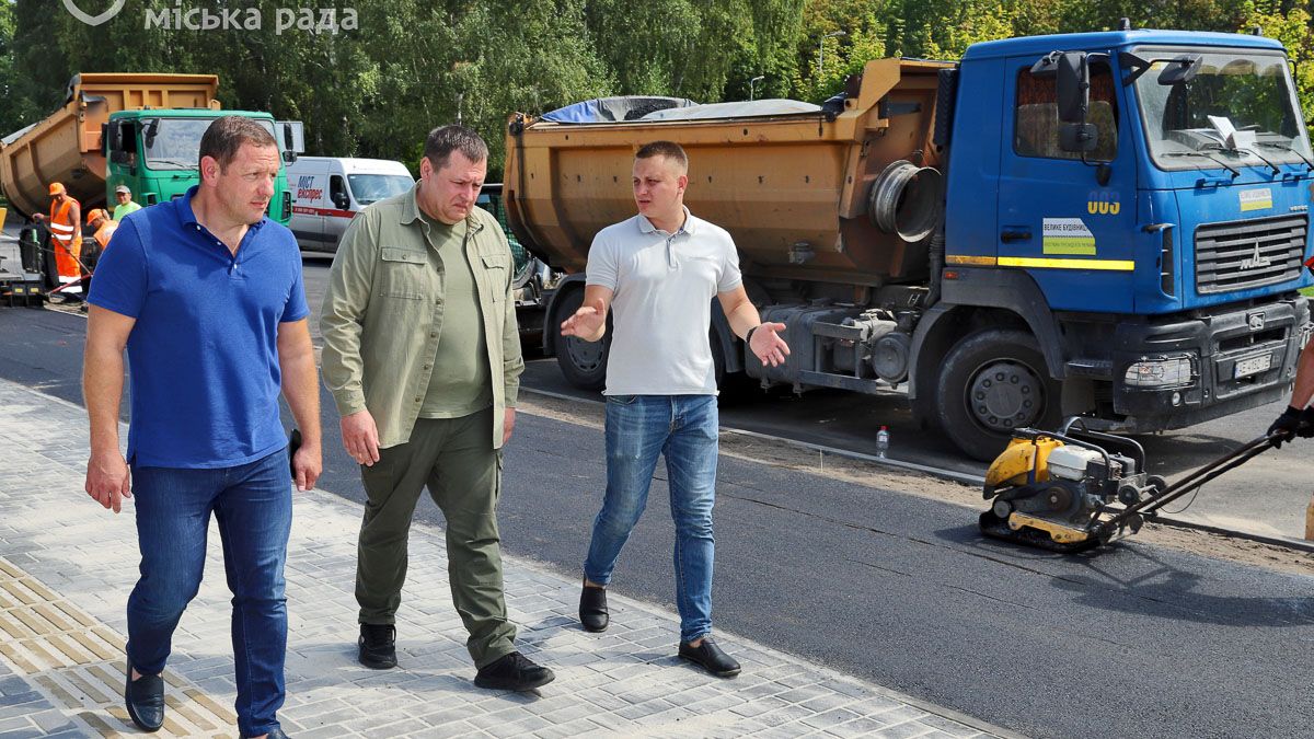 Зручний тротуар, нові дощоприймачі та велодоріжка: у Дніпрі завершують оновлення бульвару Слави