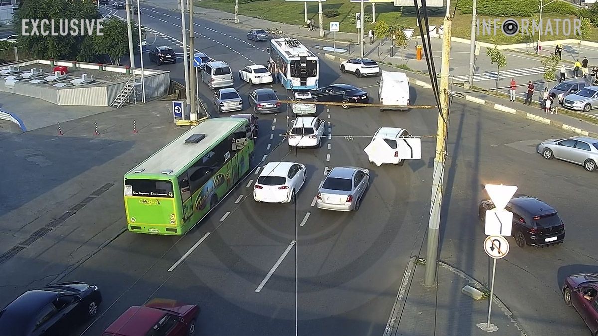 Відео моменту: через що центр Дніпра застряг у заторах