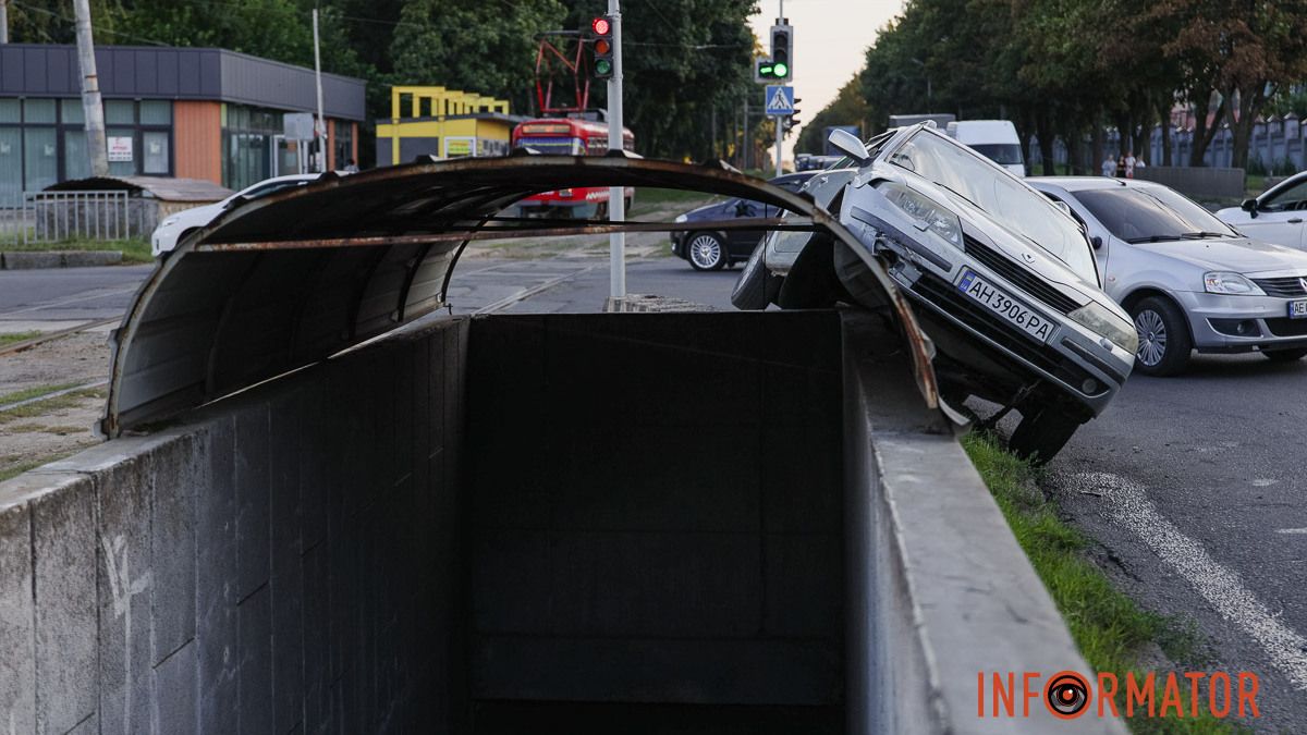 У Дніпрі на Макарова Renault врізався у підземний перехід та перекинувся на бік