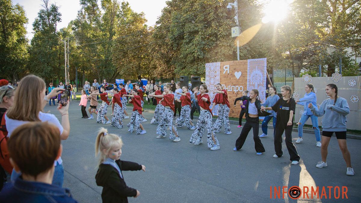 Майстер-клас з карате, плетіння сіток та символ Дніпра: як у сквері Усачова відсвяткували День міста