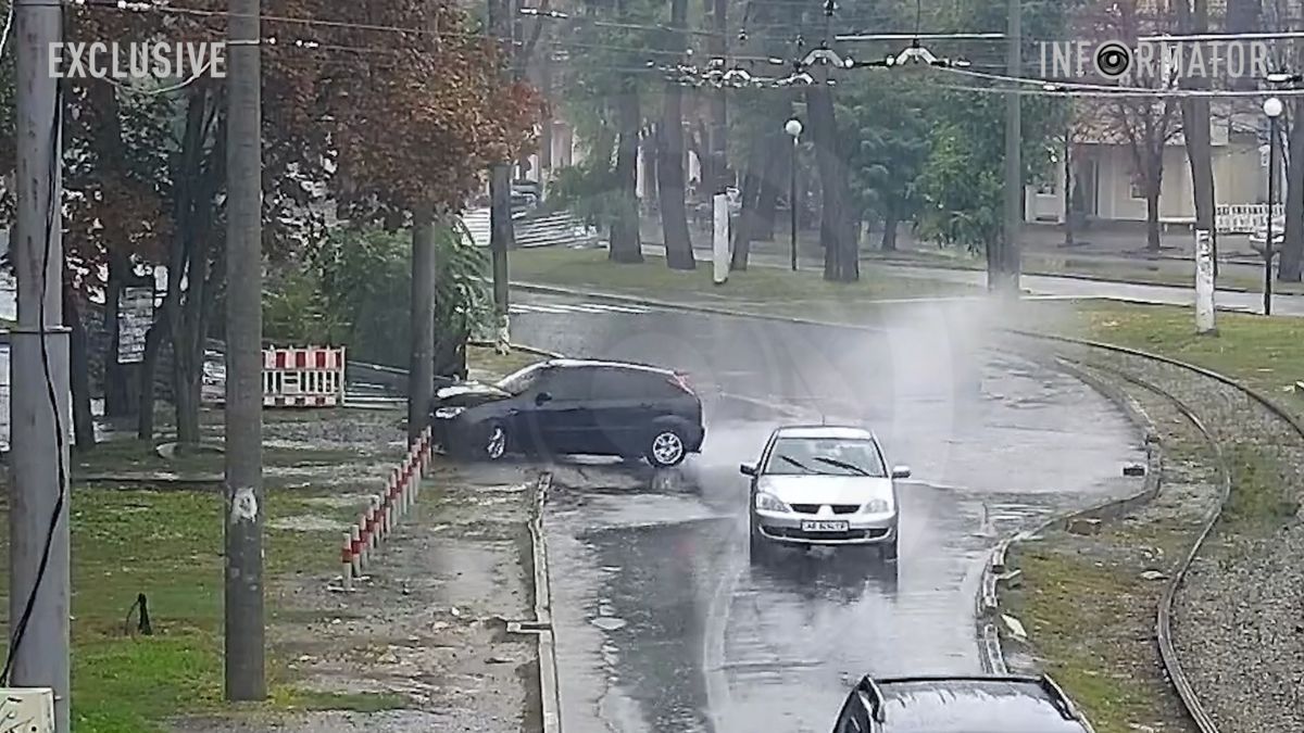 В Днепре на Яворницкого Ford врезался в столб: видео момента ДТП