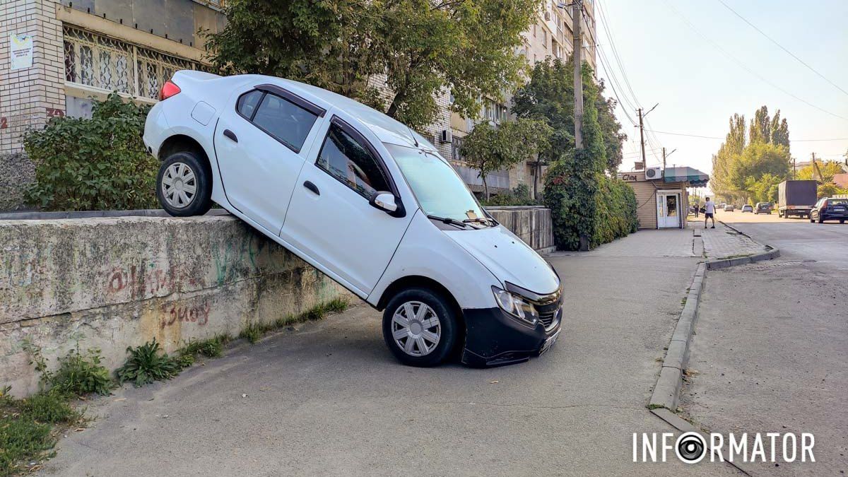 Объяснение в записке на лобовом: в Днепре на Янтарной Renault слетел с парапета