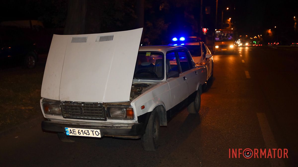 У Дніпрі на проспекті Богдана Хмельницького на пішохідному переході ВАЗ збив двох дівчаток: їх забрала «швидка»