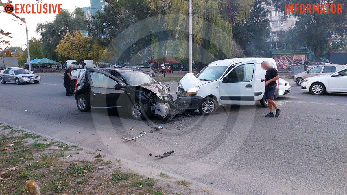 У Дніпрі на Метробудівській Ford виїхав на зустрічну смугу і зіткнувся з Dacia: відео моменту