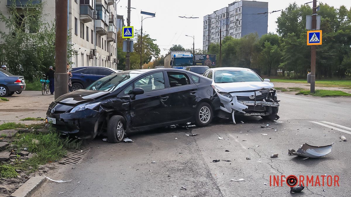 В Днепре на Мануйловском проспекте столкнулись две Toyota, одна из них влетела в столб: водителей забрали «скорые»