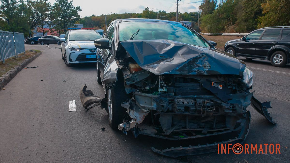 У Дніпрі на Космічній сталася потрійна аварія: постраждали троє людей