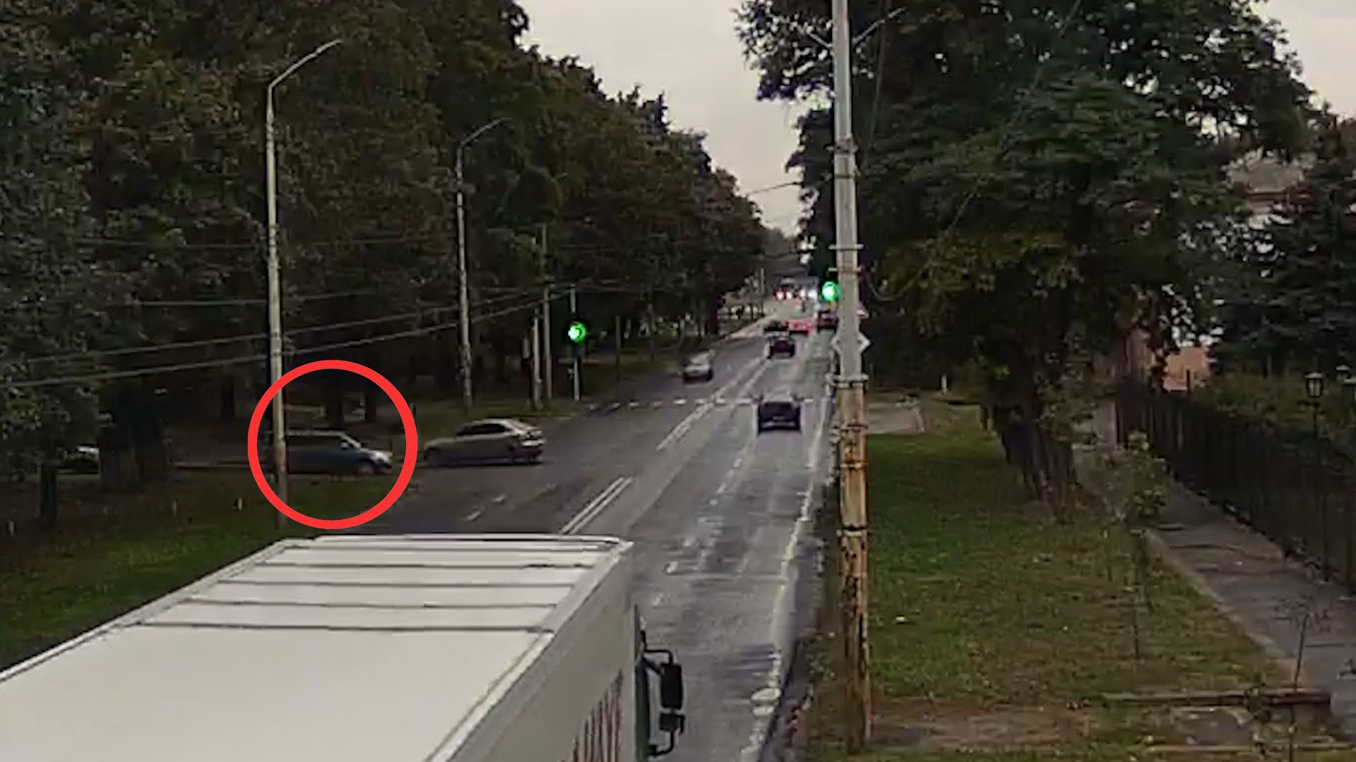 У Дніпрі біля будинку “Органної музики” зіткнулись Daewoo та Suzuki: відео моменту