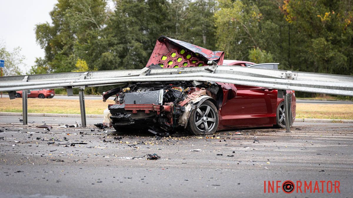 Отказали тормоза: в Днепре на съезде с Усть-Самарского моста Ford врезался в отбойник