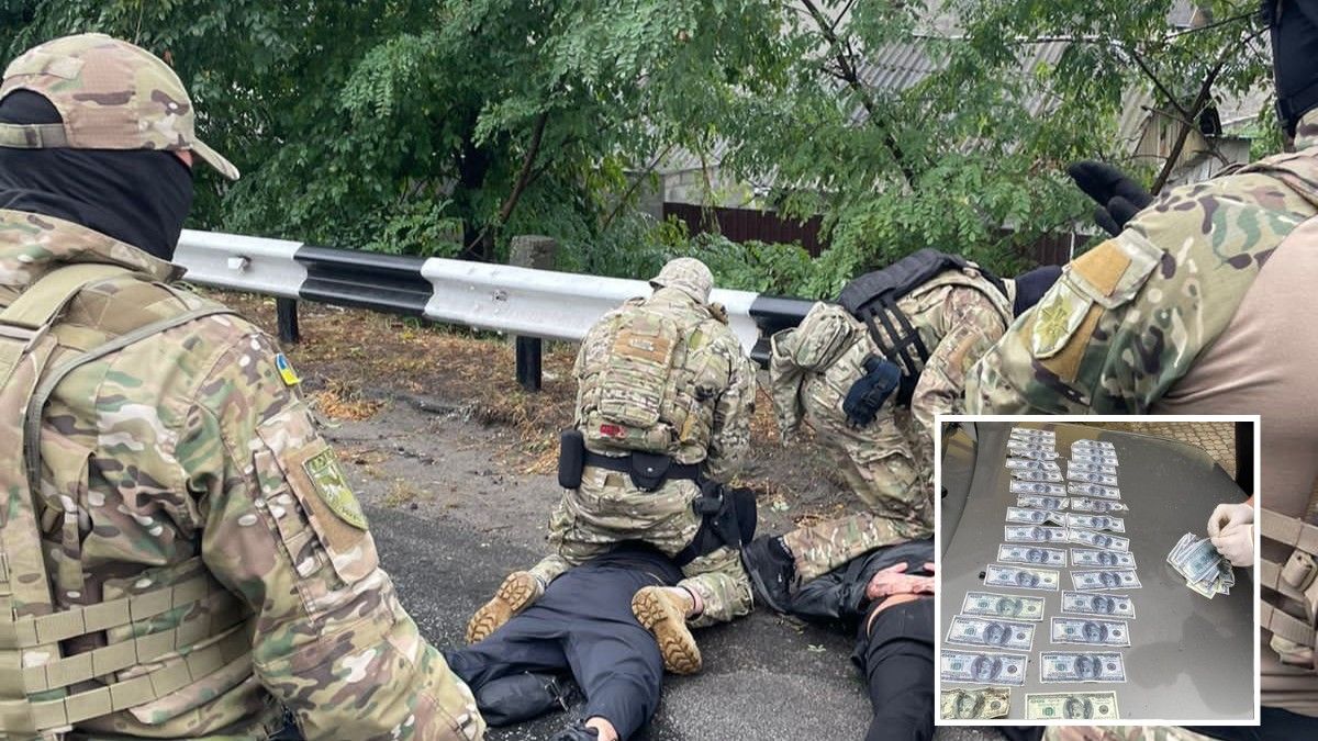 Змушували продати будинок: у Дніпропетровській області чоловіки вимагали 11 тисяч доларів у батька загиблого військового