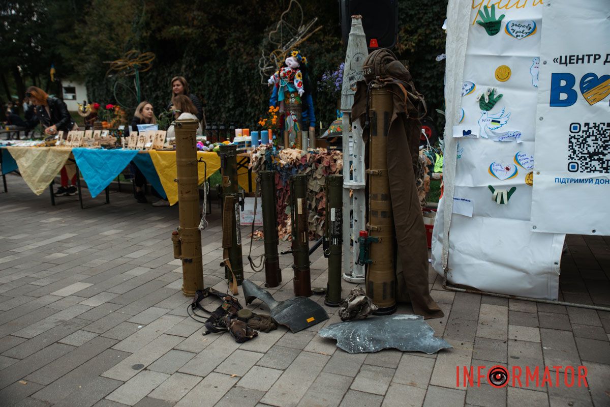 Нагадує, що вона поруч Нагадує, що вона поруч