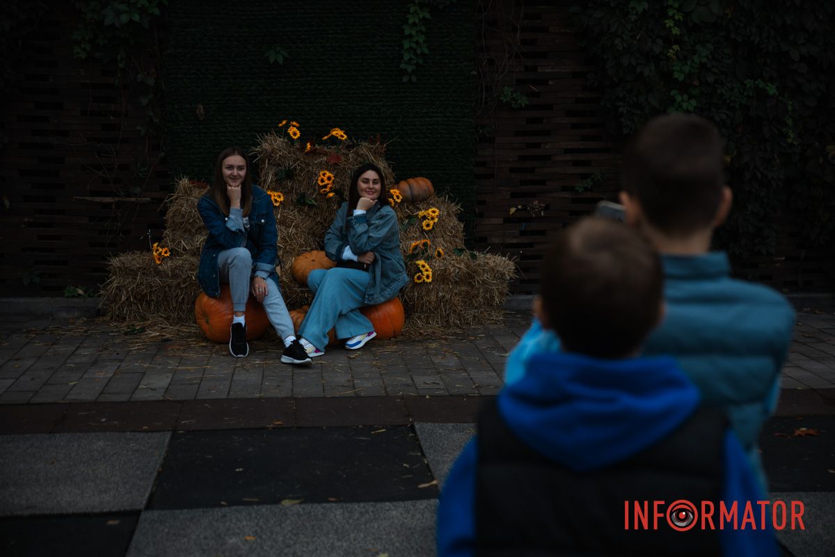 Посміхайтесь! Вас знімають! Посміхайтесь! Вас знімають!