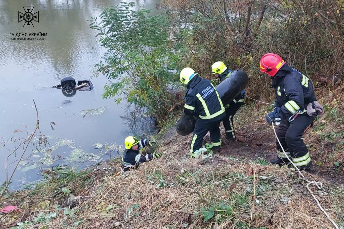 У річці Оріль виявили потонулий легковий автомобіль BMW У річці Оріль виявили потонулий легковий автомобіль BMW