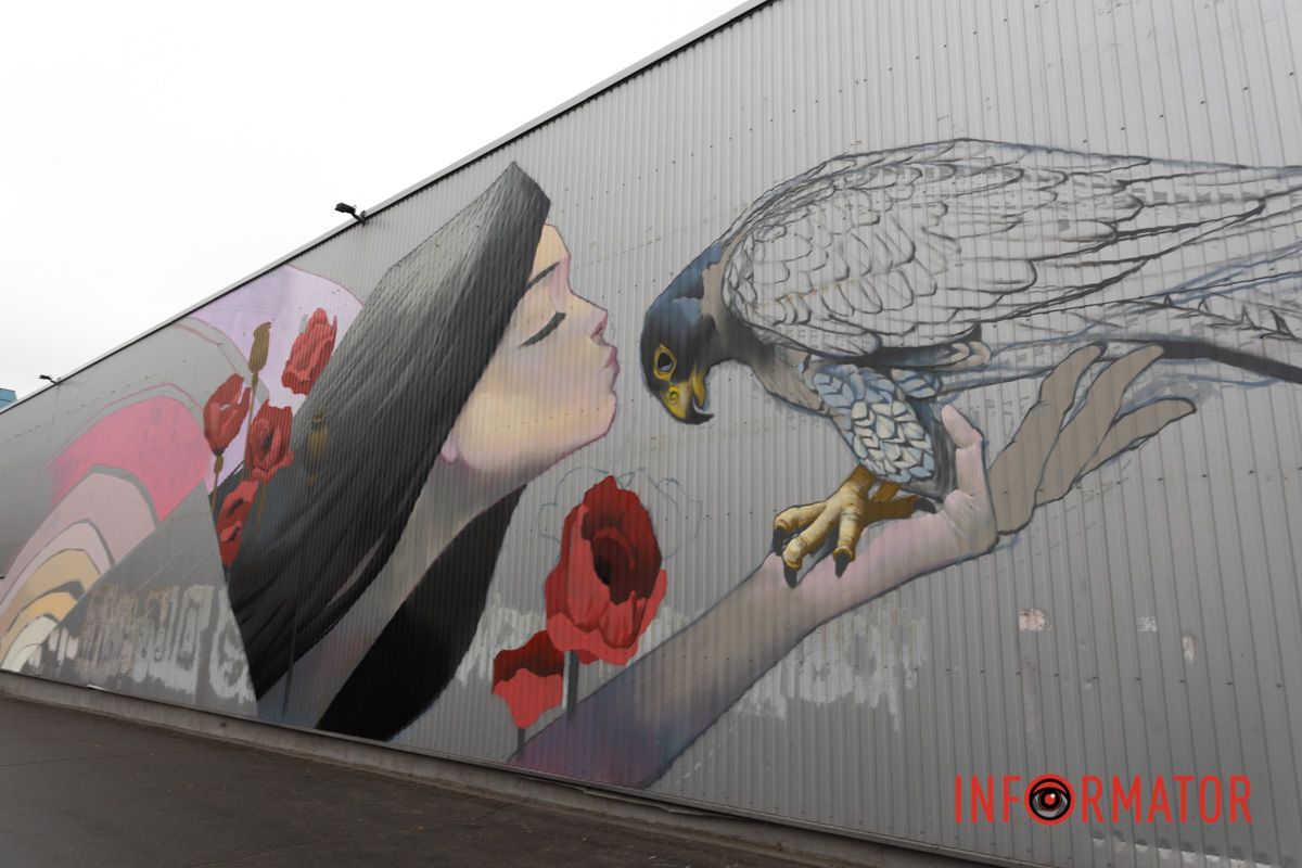 "Девушка с соколом" "Девушка с соколом"