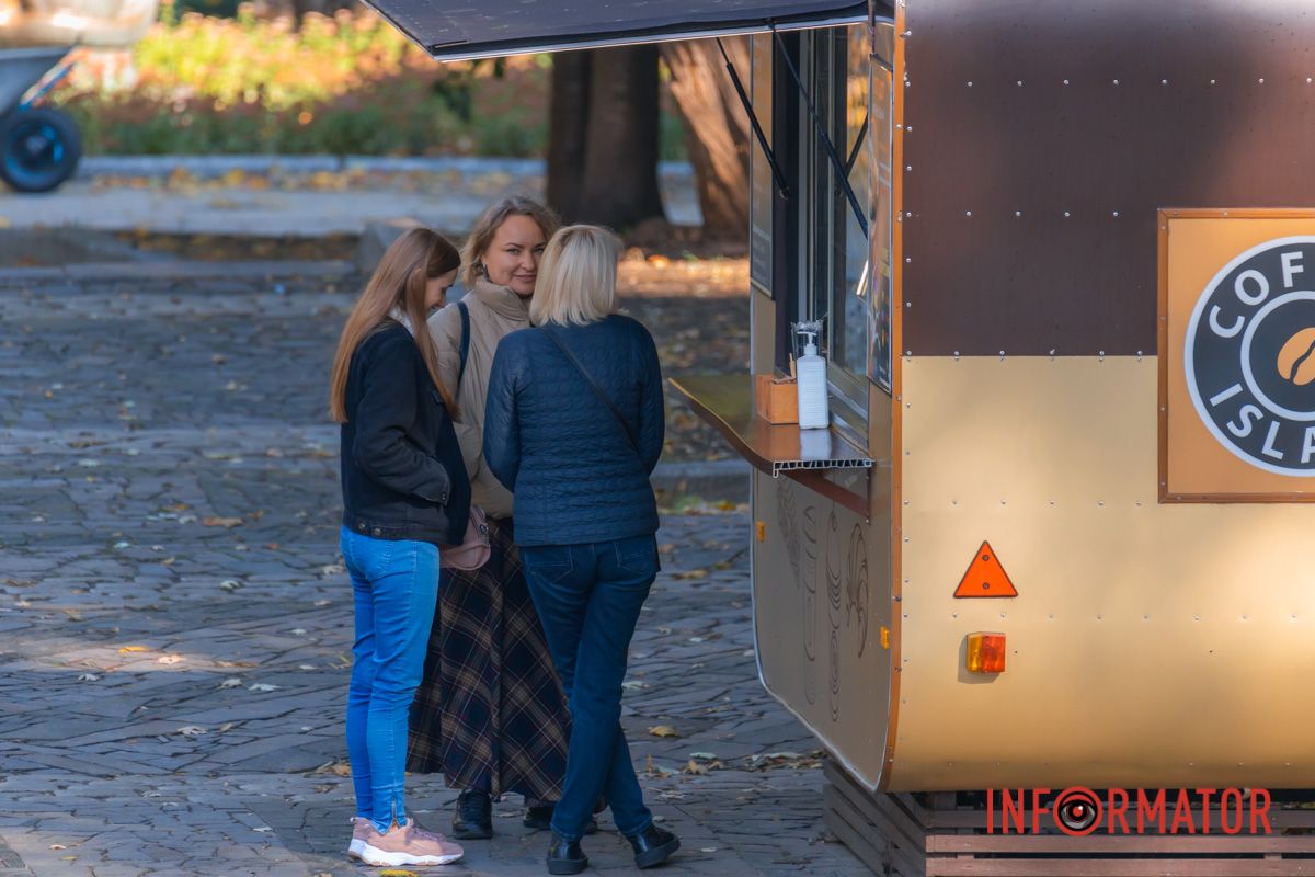 І про щось промовчати, торкнувши засохлі квіти