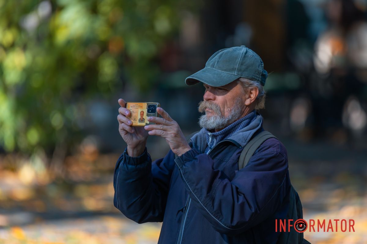 Що ця осінь така, як чудна перезріла панна –