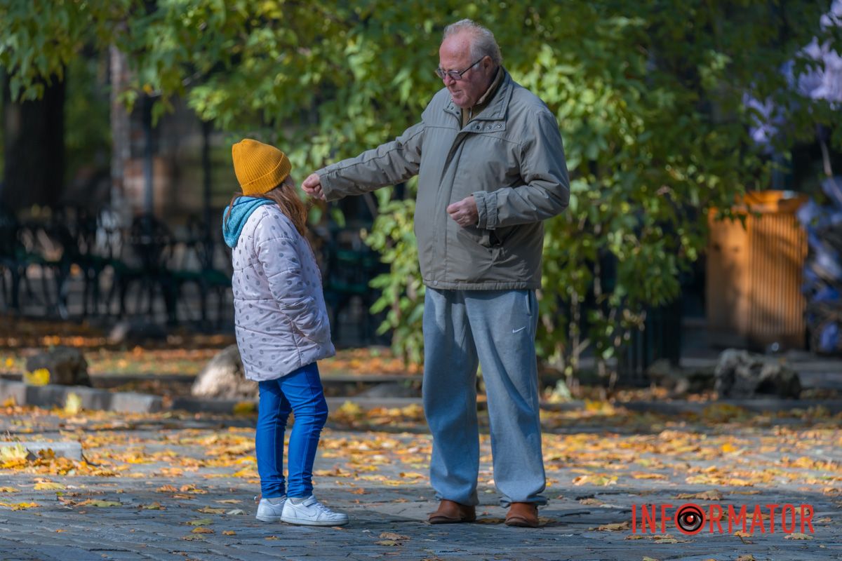 То дарує вам усміх, то хусточку мочить слізьми.