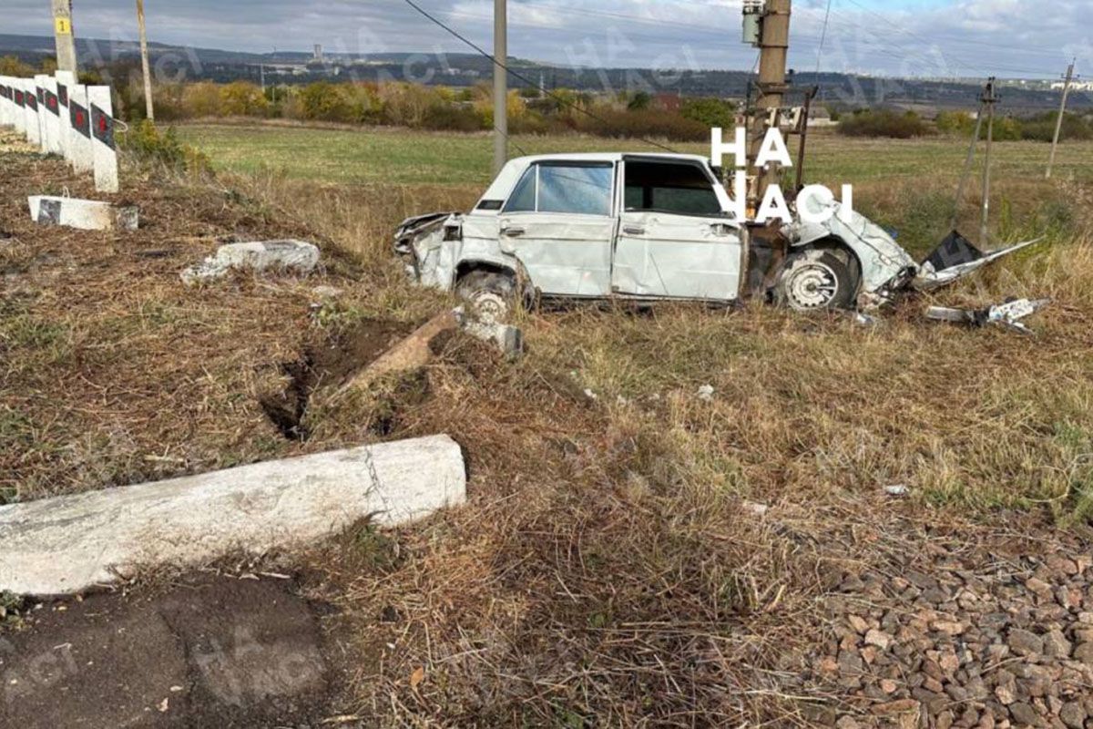 За кермом сиділа літня жінка За кермом сиділа літня жінка