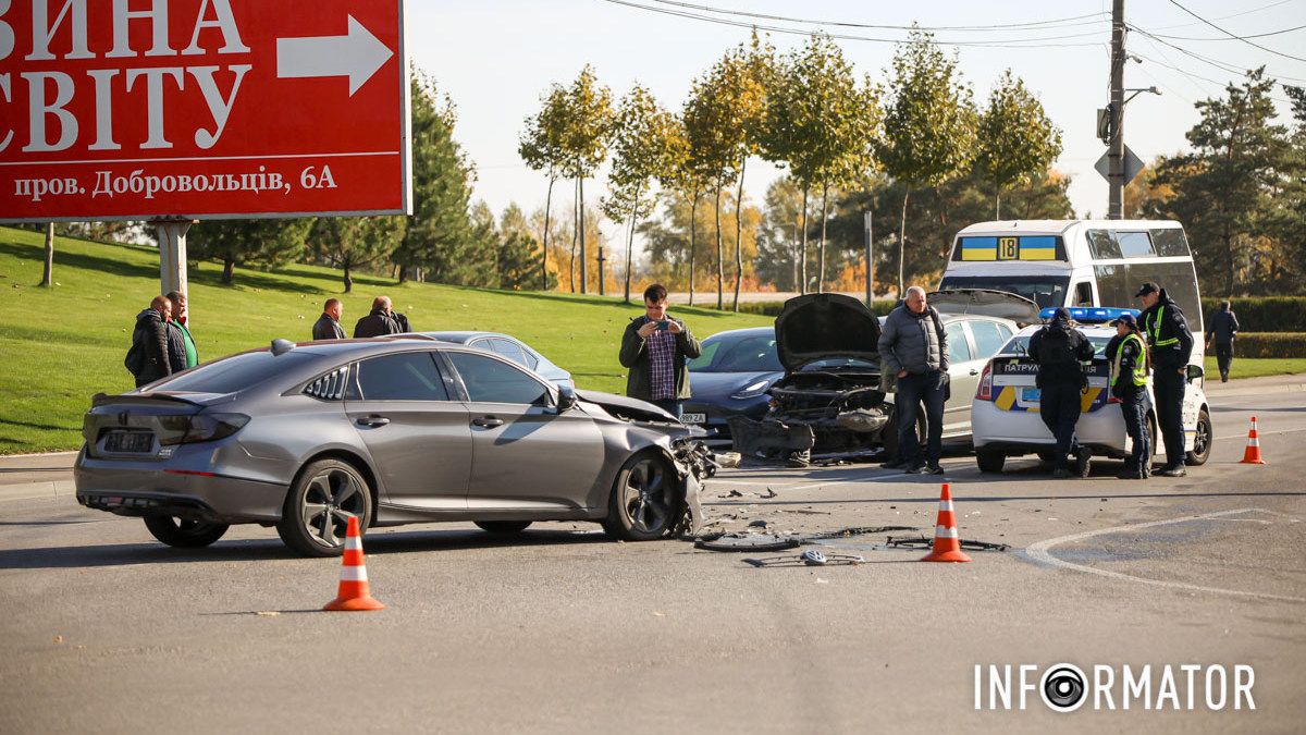 В Днепре возле яхт-клуба "Січ" столкнулись Honda, Volkswagen и маршрутка №18