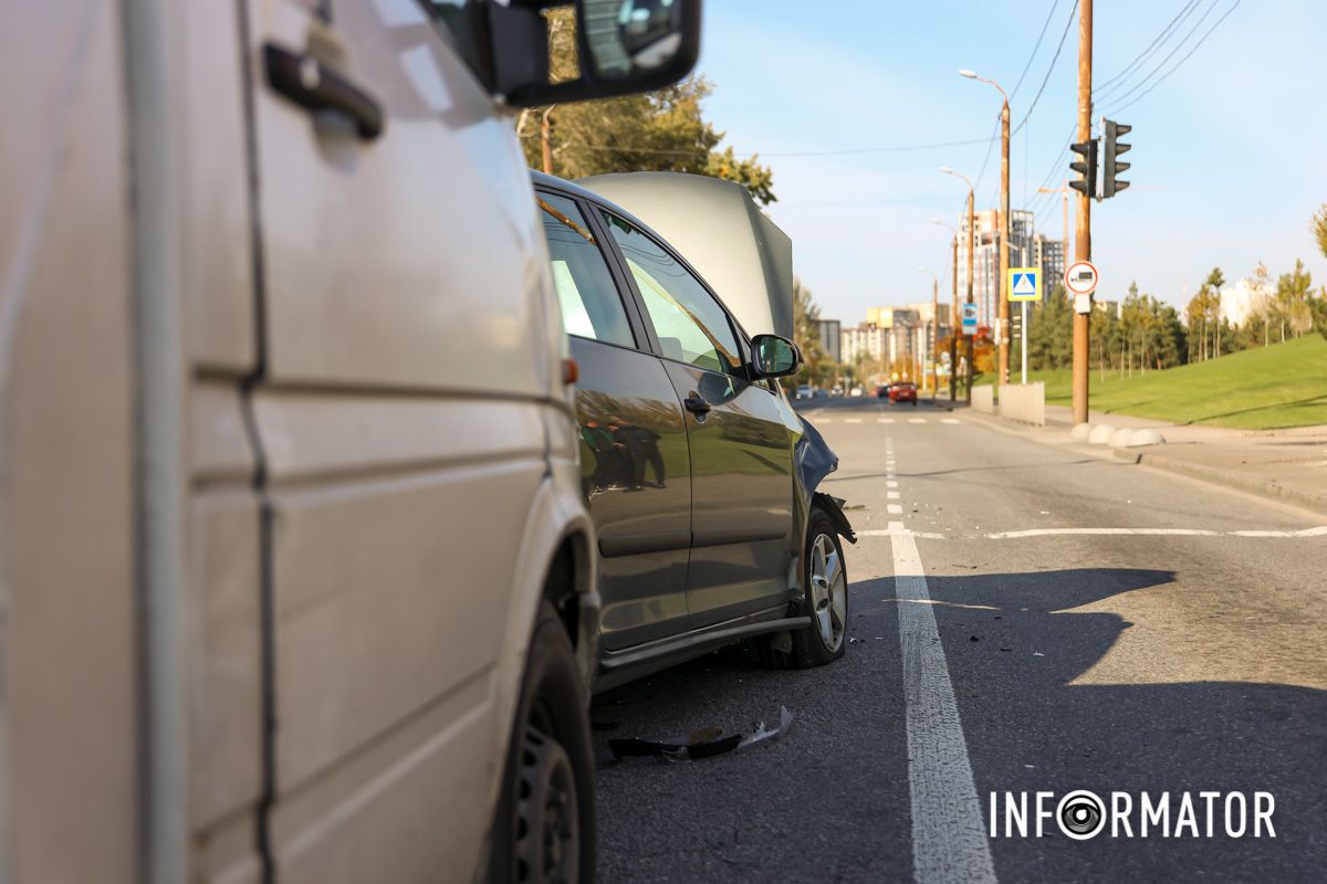 В Днепре возле яхт-клуба "Сич" столкнулись Honda, Volkswagen и маршрутка №18 10