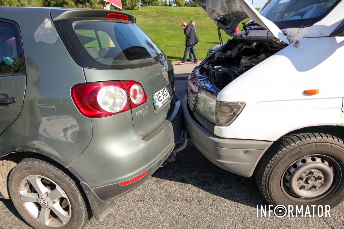 В Днепре возле яхт-клуба "Сич" столкнулись Honda, Volkswagen и маршрутка №18 15
