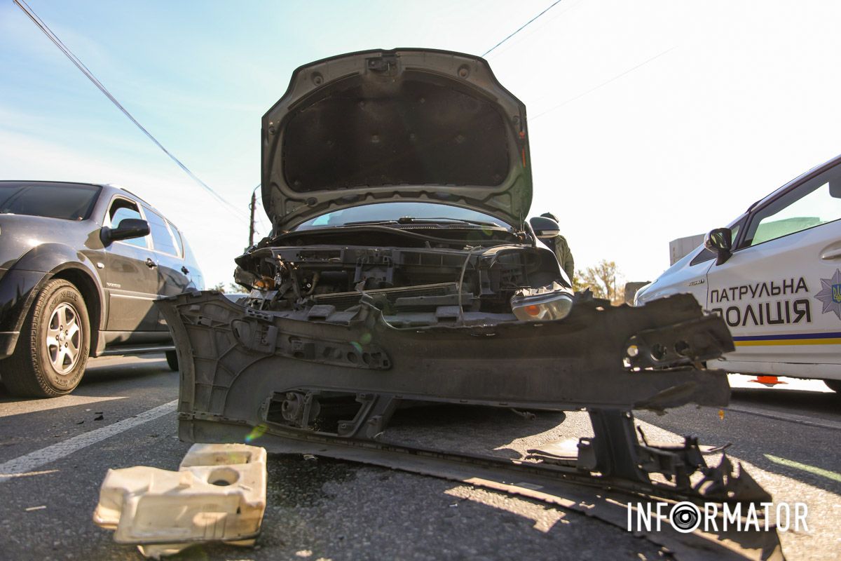 В Днепре возле яхт-клуба "Сич" столкнулись Honda, Volkswagen и маршрутка №18 8