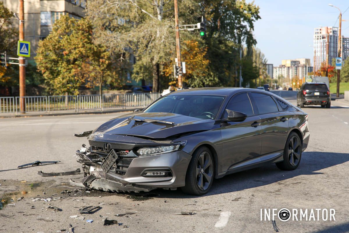 В Днепре возле яхт-клуба "Сич" столкнулись Honda, Volkswagen и маршрутка №18 13