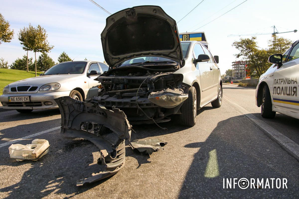 В Днепре возле яхт-клуба "Сич" столкнулись Honda, Volkswagen и маршрутка №18 6