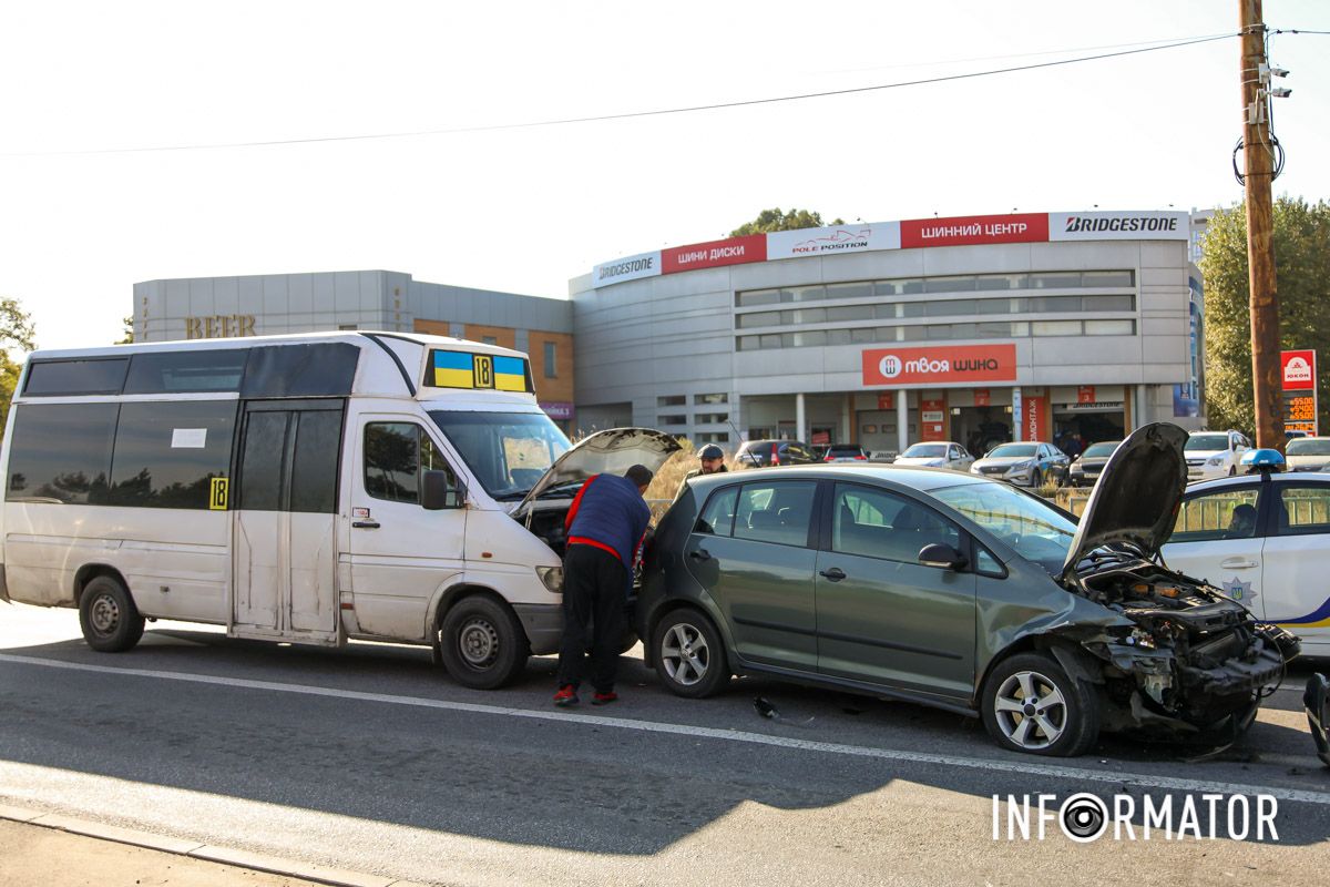 В Днепре возле яхт-клуба "Сич" столкнулись Honda, Volkswagen и маршрутка №18 14