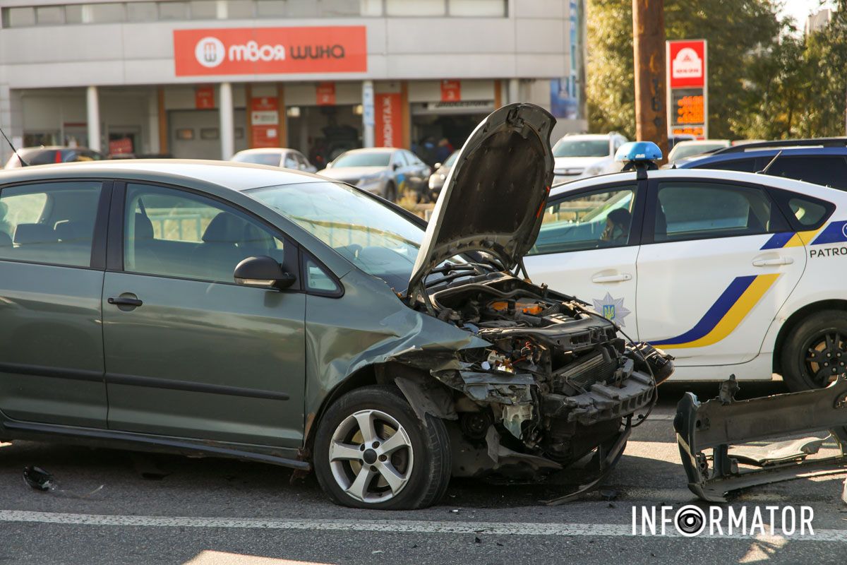 В Днепре возле яхт-клуба "Сич" столкнулись Honda, Volkswagen и маршрутка №18 2