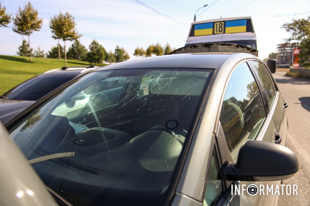 В Днепре возле яхт-клуба "Сич" столкнулись Honda, Volkswagen и маршрутка №18 12