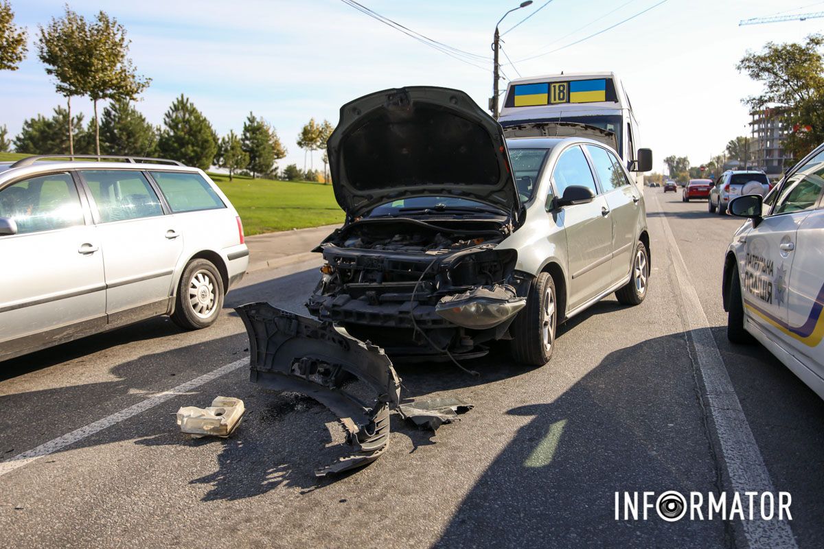 В Днепре возле яхт-клуба "Сич" столкнулись Honda, Volkswagen и маршрутка №18 5