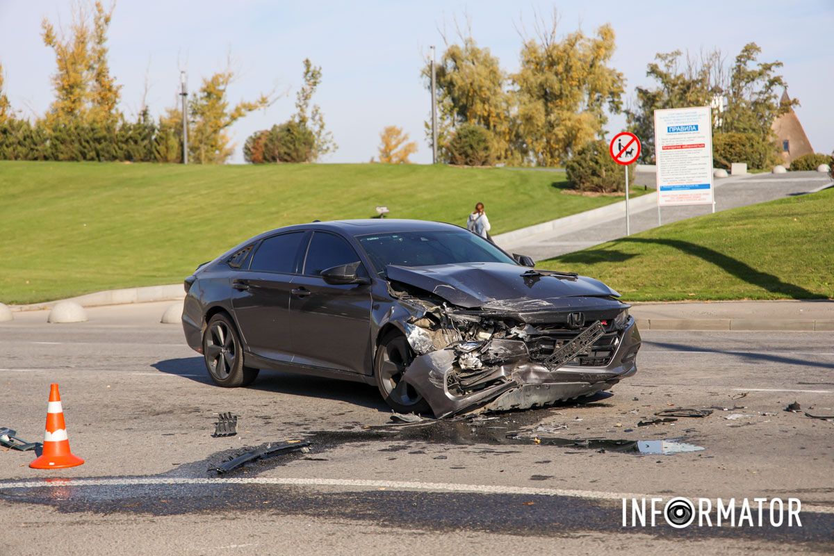 В Днепре возле яхт-клуба "Сич" столкнулись Honda, Volkswagen и маршрутка №18 9