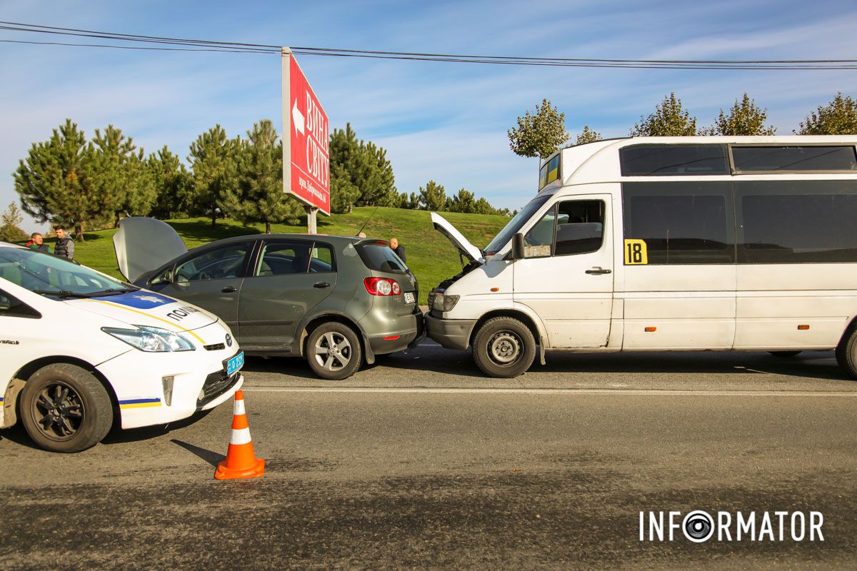 В Днепре возле яхт-клуба "Сич" столкнулись Honda, Volkswagen и маршрутка №18 3