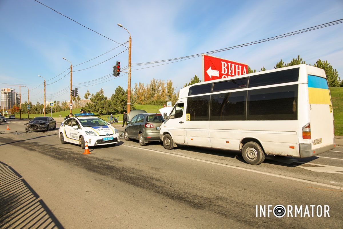 В Днепре возле яхт-клуба "Сич" столкнулись Honda, Volkswagen и маршрутка №18 11