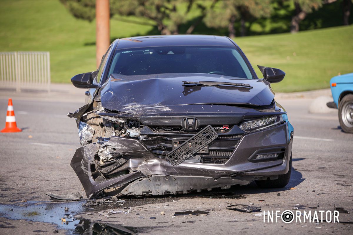В Днепре возле яхт-клуба "Сич" столкнулись Honda, Volkswagen и маршрутка №18 7