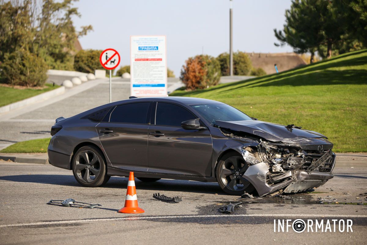 В Днепре возле яхт-клуба "Сич" столкнулись Honda, Volkswagen и маршрутка №18 4