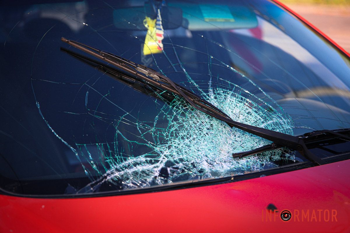 В Днепре на проспекте Героев Daewoo Lanos сбил женщину на пешеходном переходе: ее госпитализировали 2