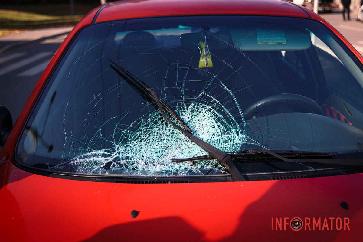 В Днепре на проспекте Героев Daewoo Lanos сбил женщину на пешеходном переходе: ее госпитализировали 5