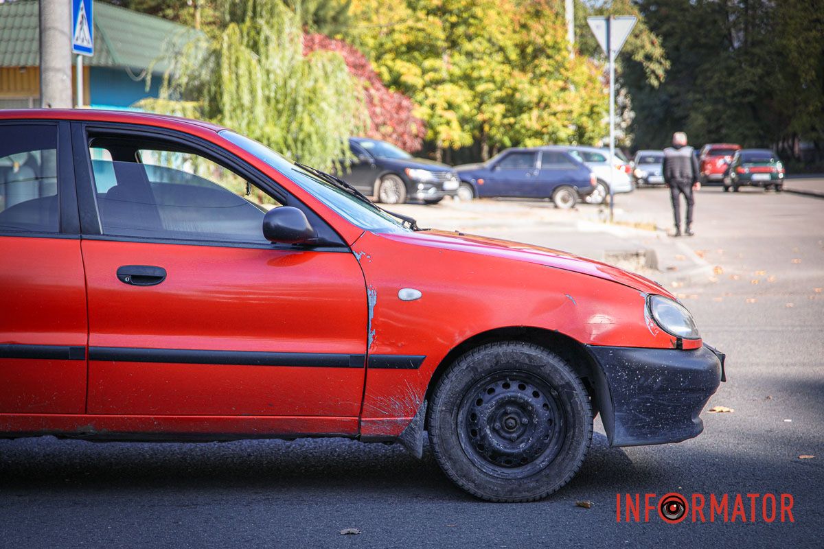 В Днепре на проспекте Героев Daewoo Lanos сбил женщину на пешеходном переходе: ее госпитализировали 1