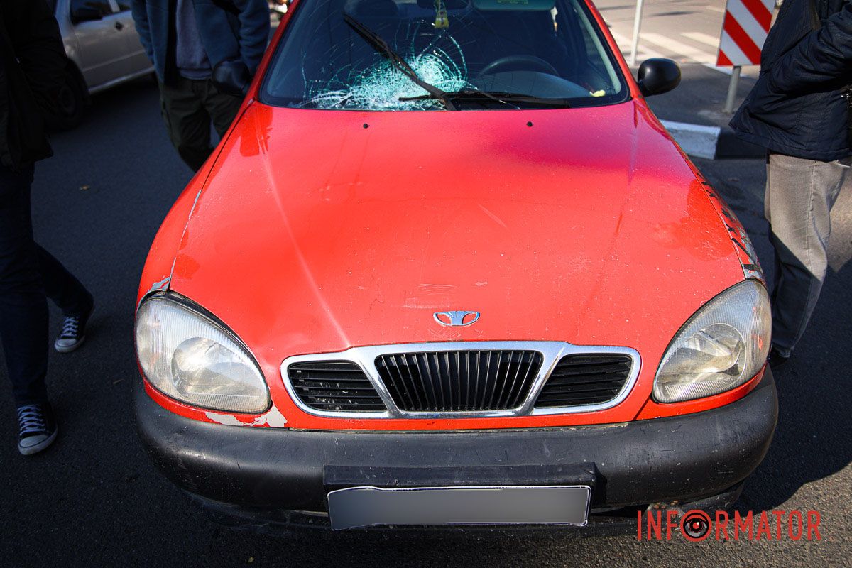 В Днепре на проспекте Героев Daewoo Lanos сбил женщину на пешеходном переходе: ее госпитализировали 6